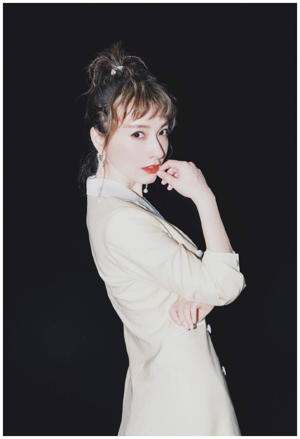 认真打扮的吴昕真要命,穿鹅黄西装裙配高马尾清新减龄,气质真好_休闲