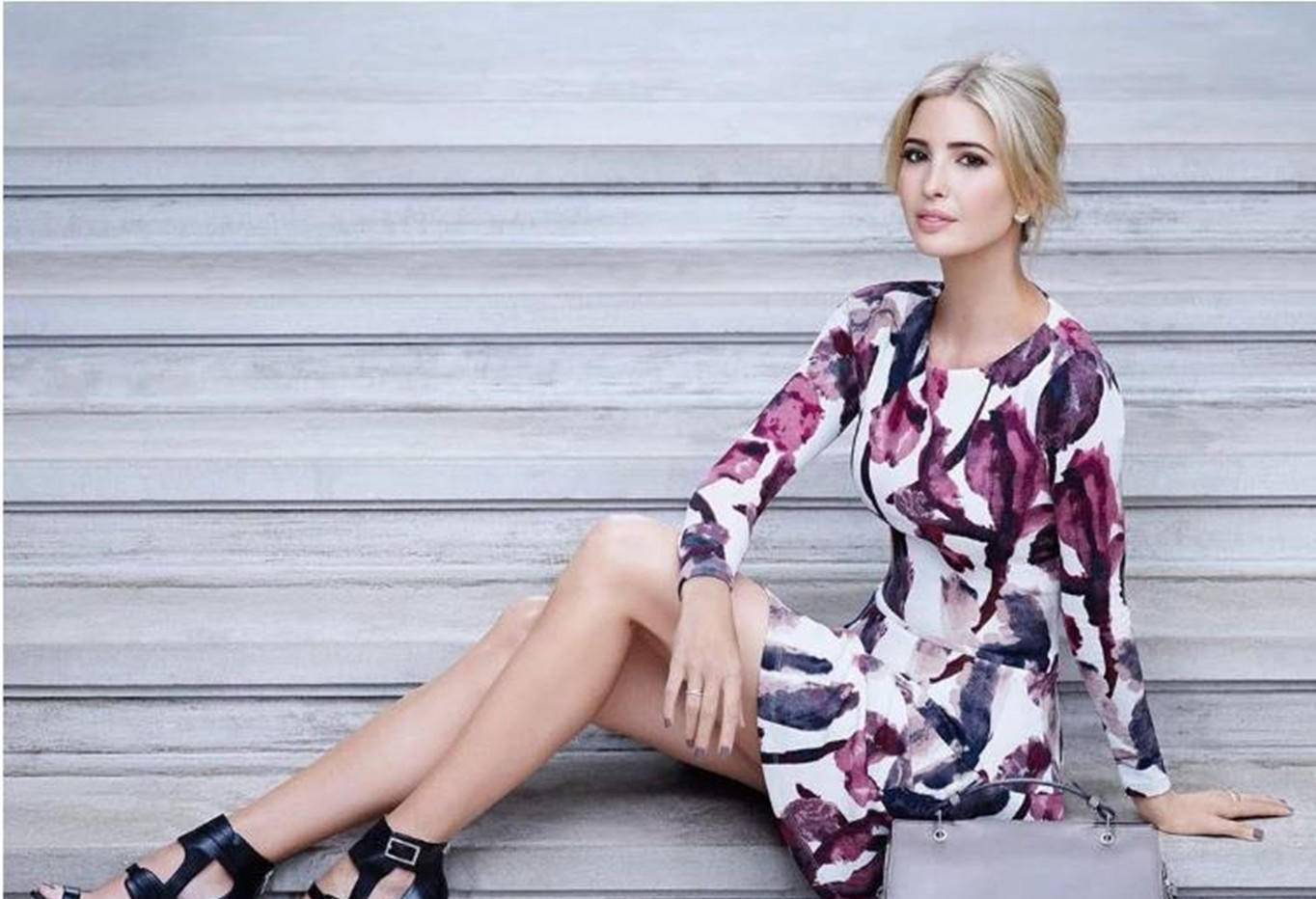 伊万卡两次做母亲伴娘,14岁金色礼服抢风头,27岁照顾妈妈很暖心_时尚