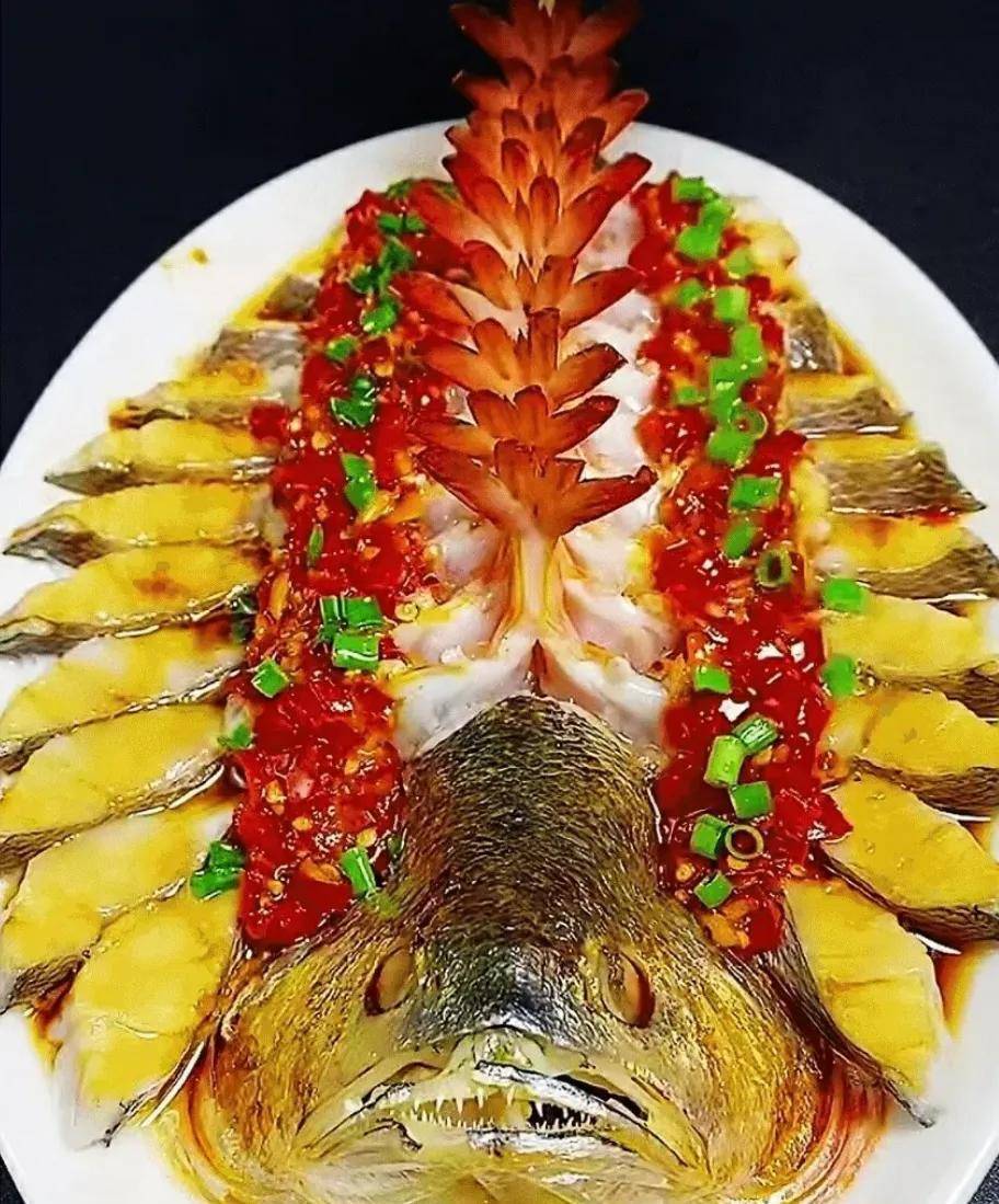 2,麒麟供睿的做法:黄花鱼,大虾,小葱,酱油蒸鱼,辣椒酱,粉丝1.