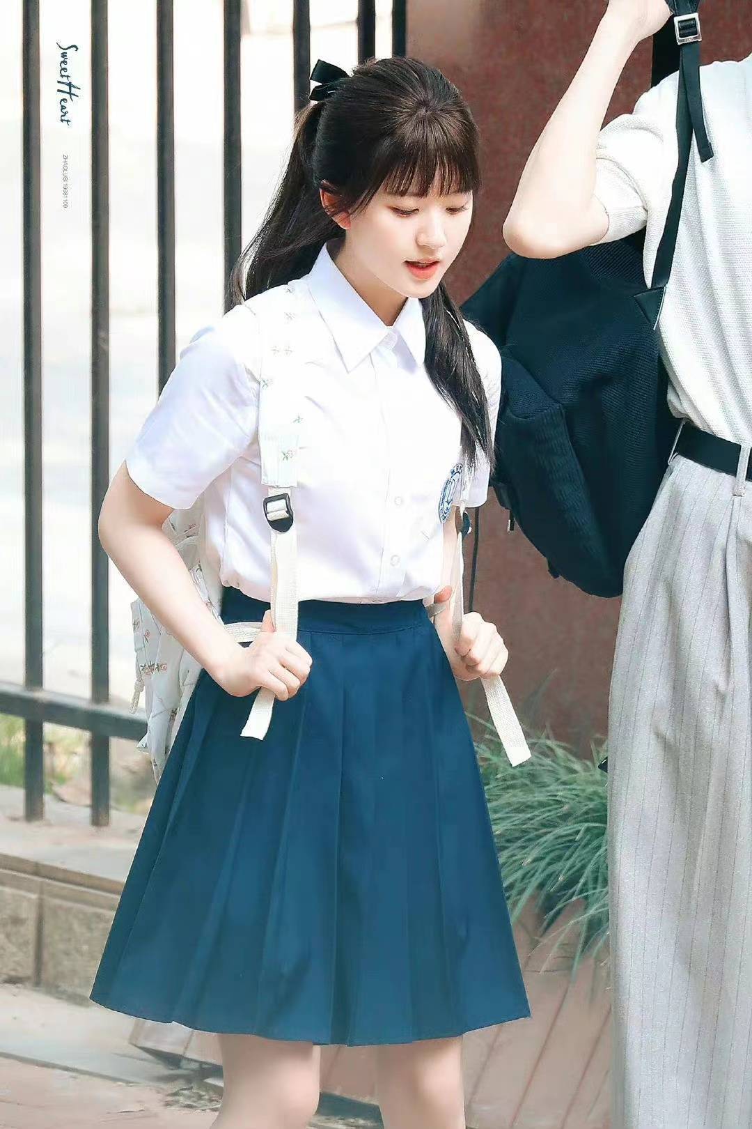 赵露思和程哲远主演的《偷偷藏不住》是青春甜美外型加纯爱剧情！