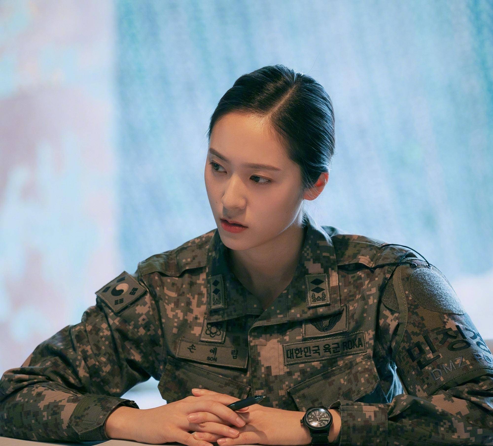 郑秀晶新剧造型公开,演绎冷酷女军官,又美又飒!_训练_表演_军装