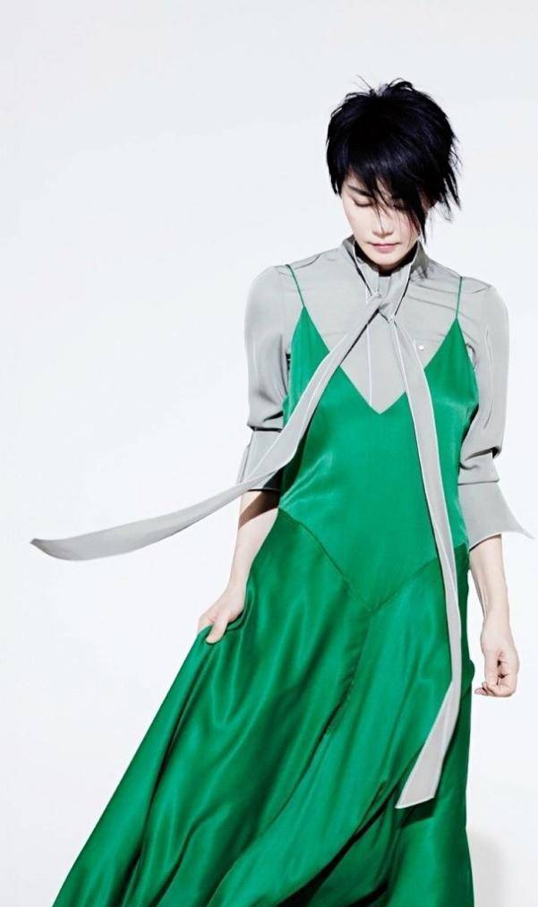 王菲终于出门营业了,新造型曝光意外获好评,网友:时尚是个圈_感觉