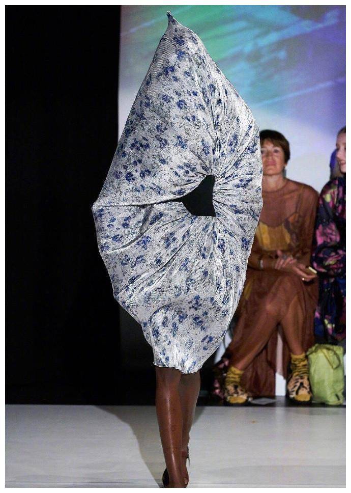 现奇葩服饰,造型怪异穿不出门,网友:普通人不懂时尚_kitty_衣服_服装