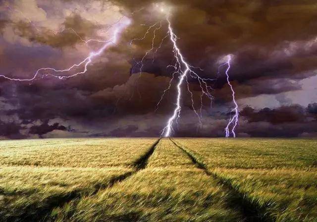 首先想到的就是诗经中《上邪》里面写的:"山无陵,江水为竭,冬雷震震