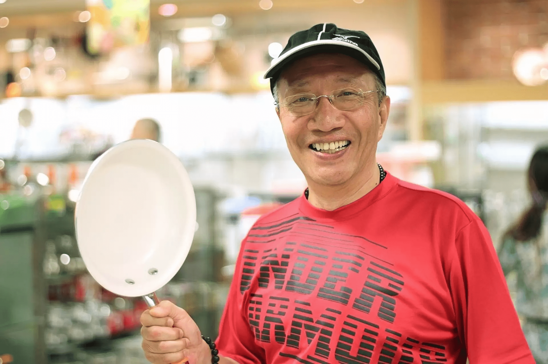 据了解,余子明当时在家中不慎摔倒,所幸被家人及时