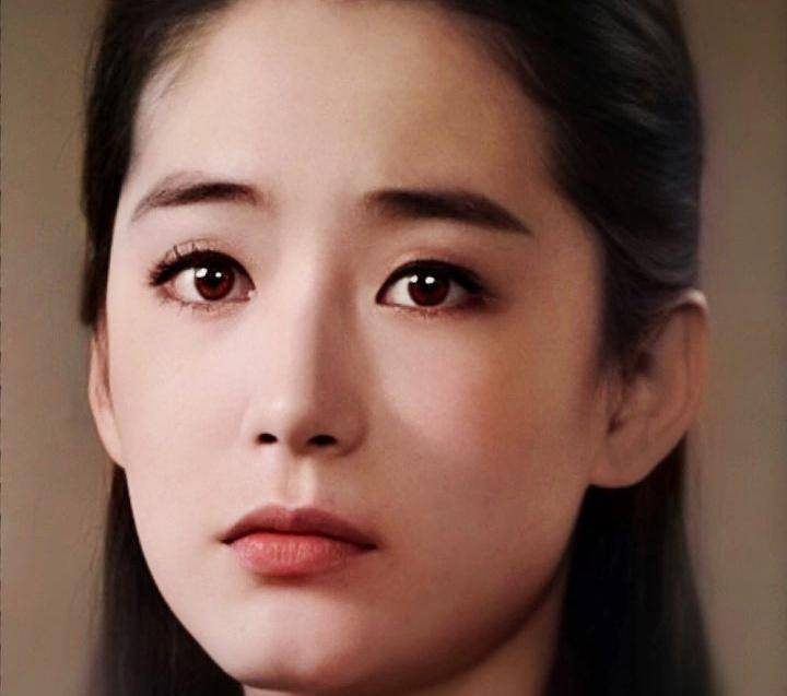 同年,林青霞和秦汉出演的《一颗红豆》上映,如果是在以前,电影院肯定