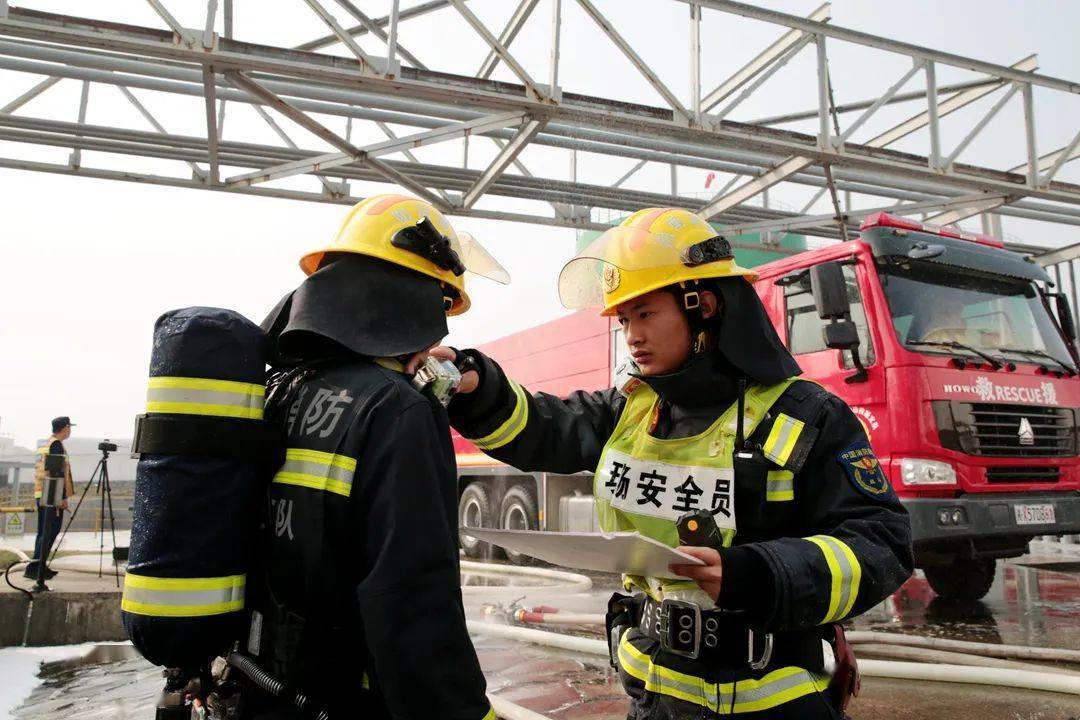 岳阳消防挺进"燃爆区"_进行_灭火_编队