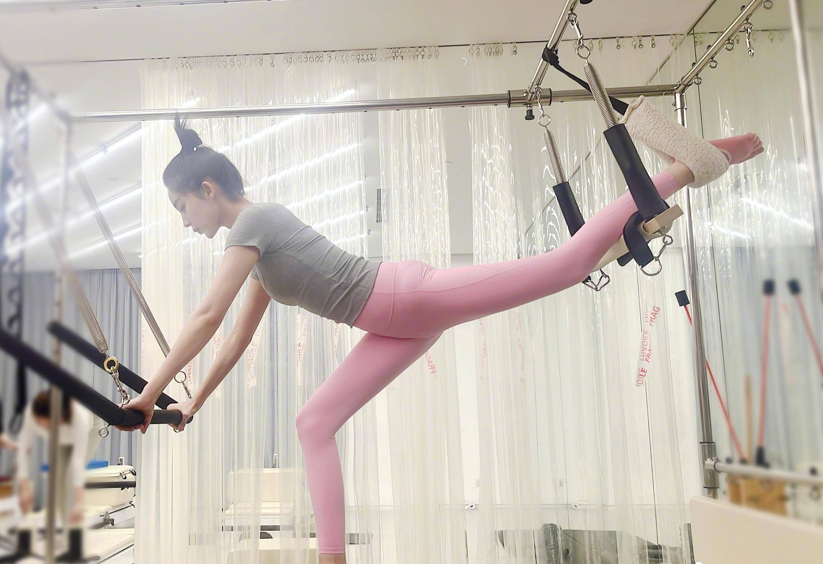 女星娜扎晒健身写真,凸显时尚苗条身材_舞蹈_机会_中国