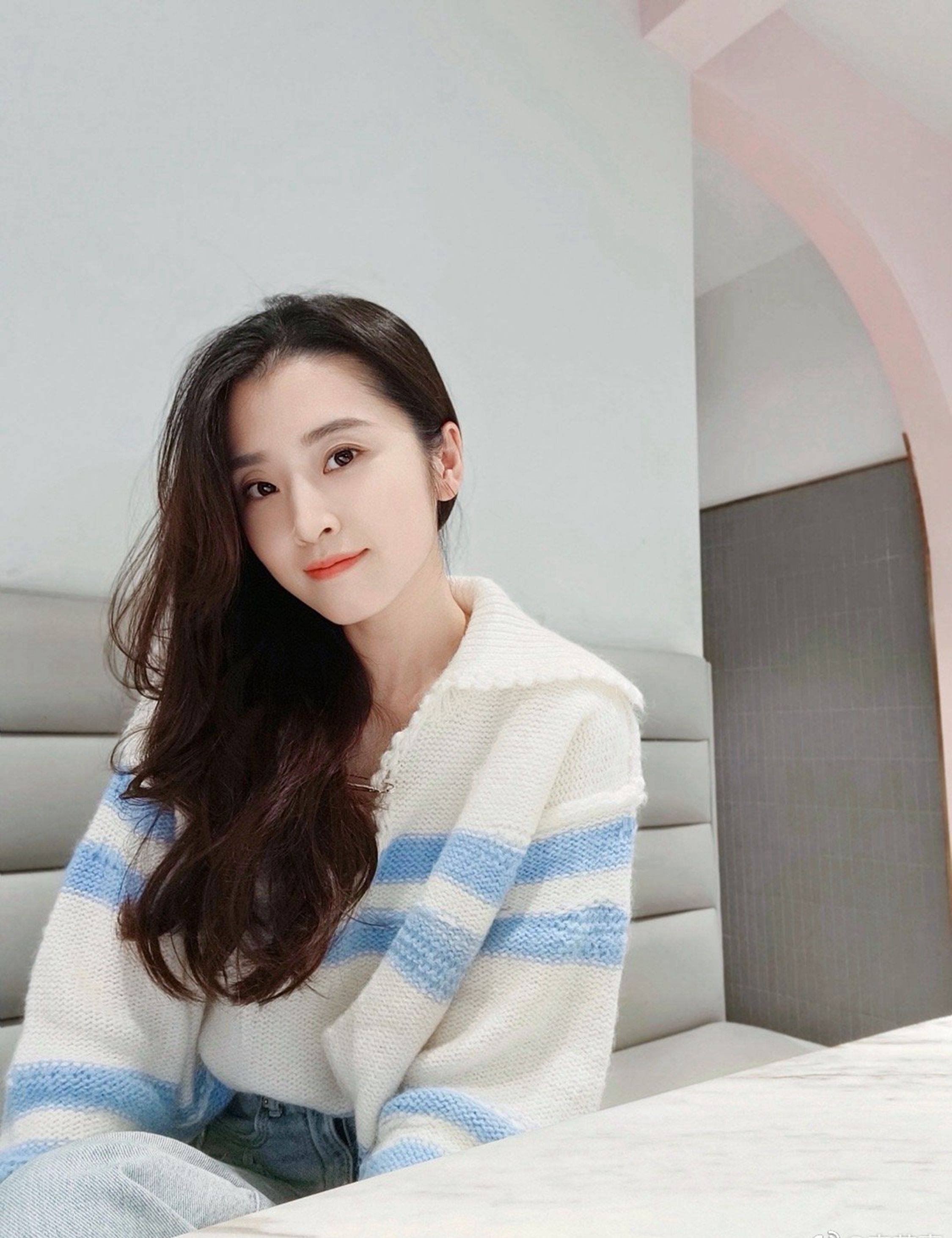 李若嘉长发飘飘小清新生活照