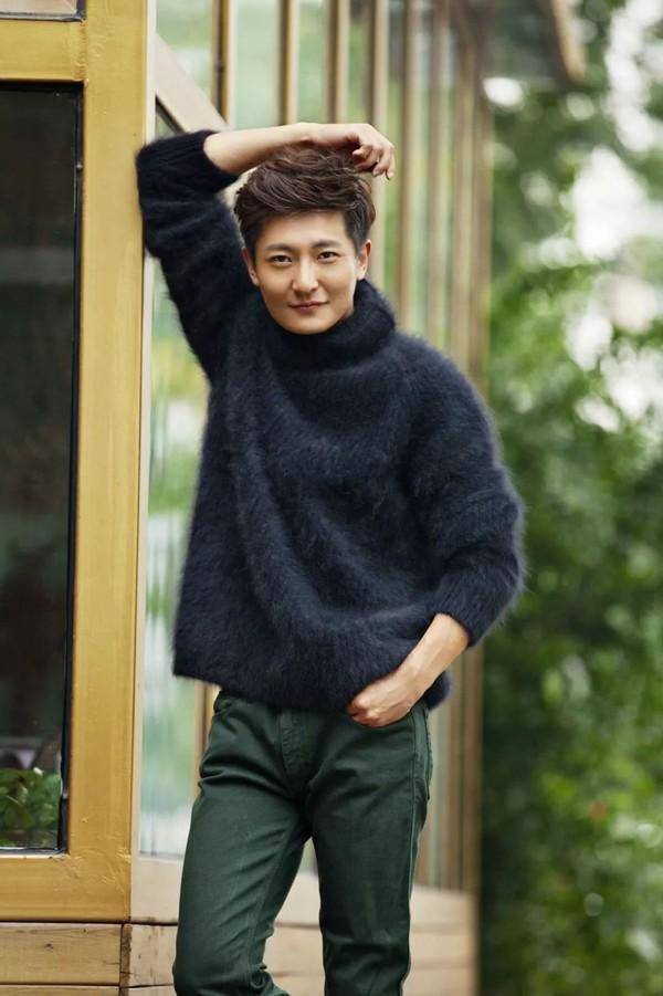 走进郭京飞生活的家,阳台看着就让人放松,在家还是一个文艺青年