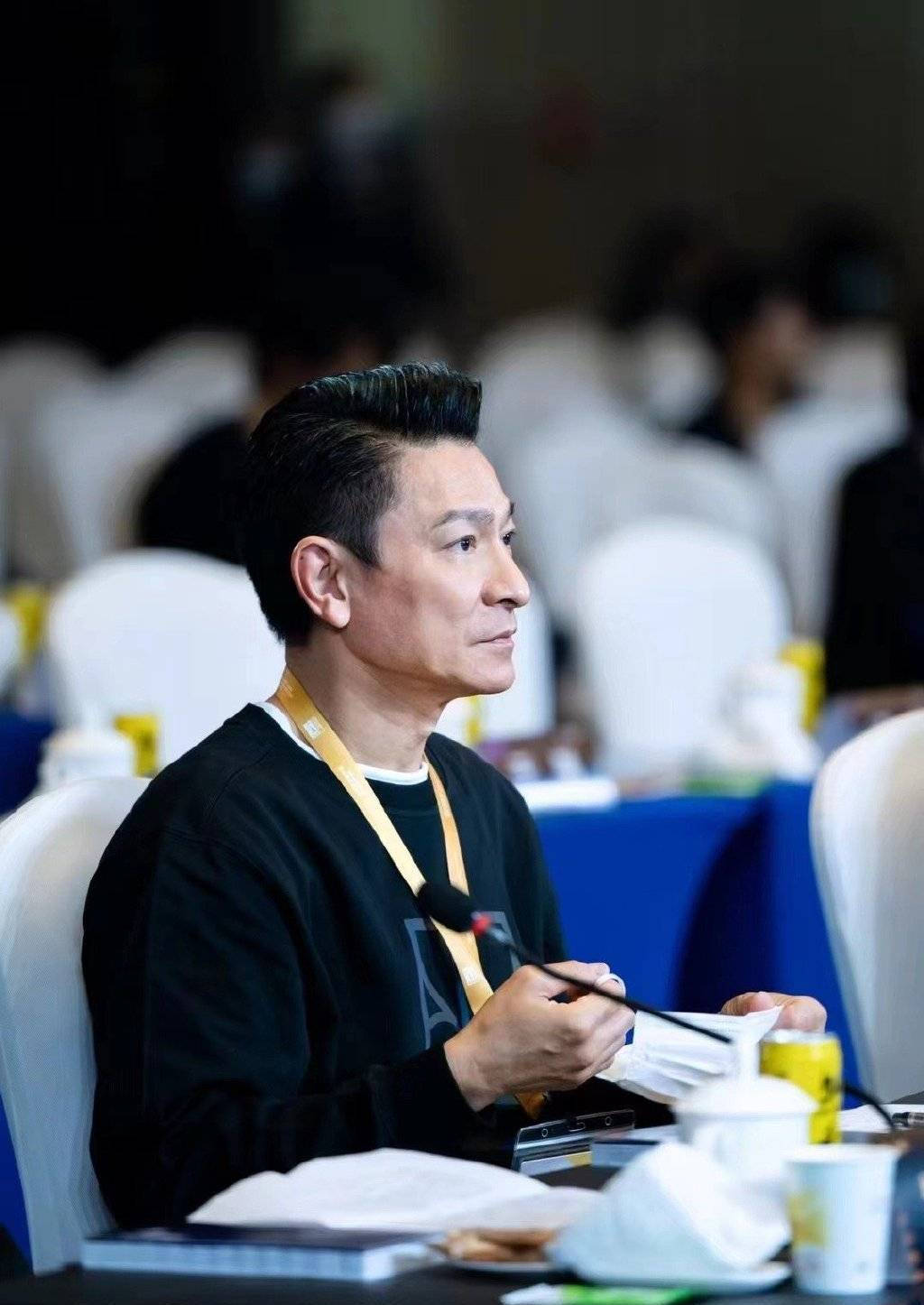 刘德华现身厦门做核酸 张大嘴巴和医务人员配合超默契_照片_网友_社交