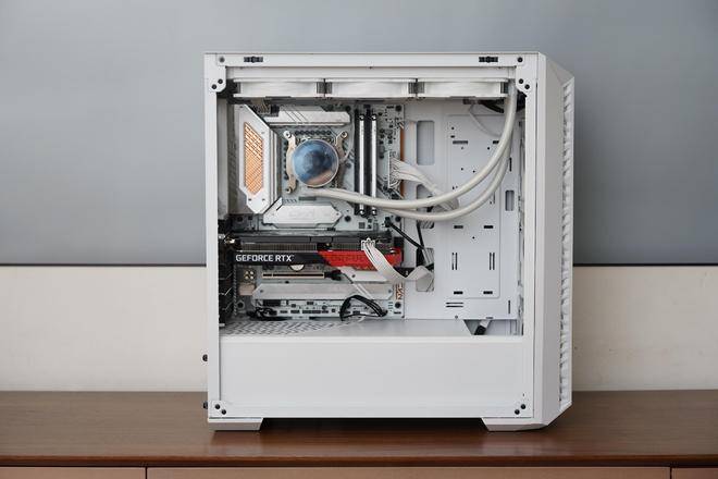 攒了台白色游戏主机:酷冷MB520Mesh、骨伽天吴360白、七彩虹Z790巡洋舰