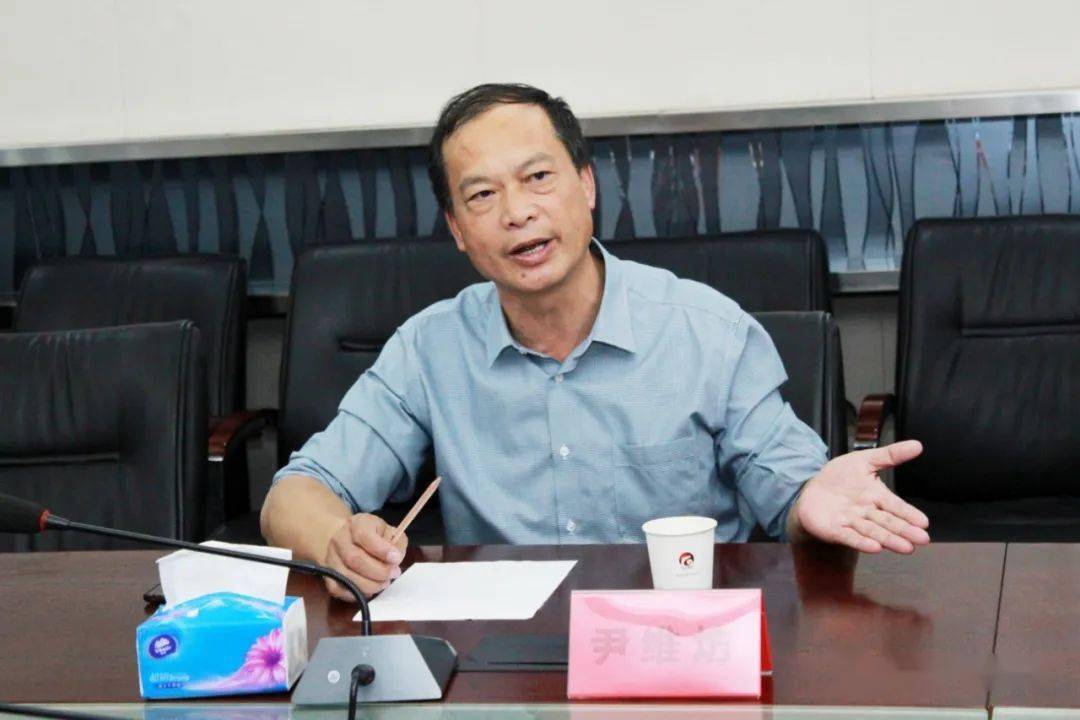 认真听取介绍后,尹维坊认为华人集团和炎黄集团已经取得了巨大成就