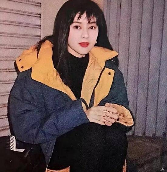 邱淑贞老了也漂亮,穿衣风简单干净很养眼,50多岁依旧很清纯_黑色_感觉