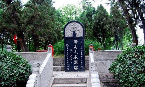 1700年的武侯墓无人敢盗，只因墓旁的一颗黄果树，诸葛亮太幸福