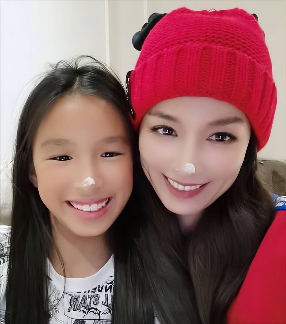 张庭女儿因长相太丑被嘲,本人回应:我父母有钱,我又不靠脸吃饭_林家菱