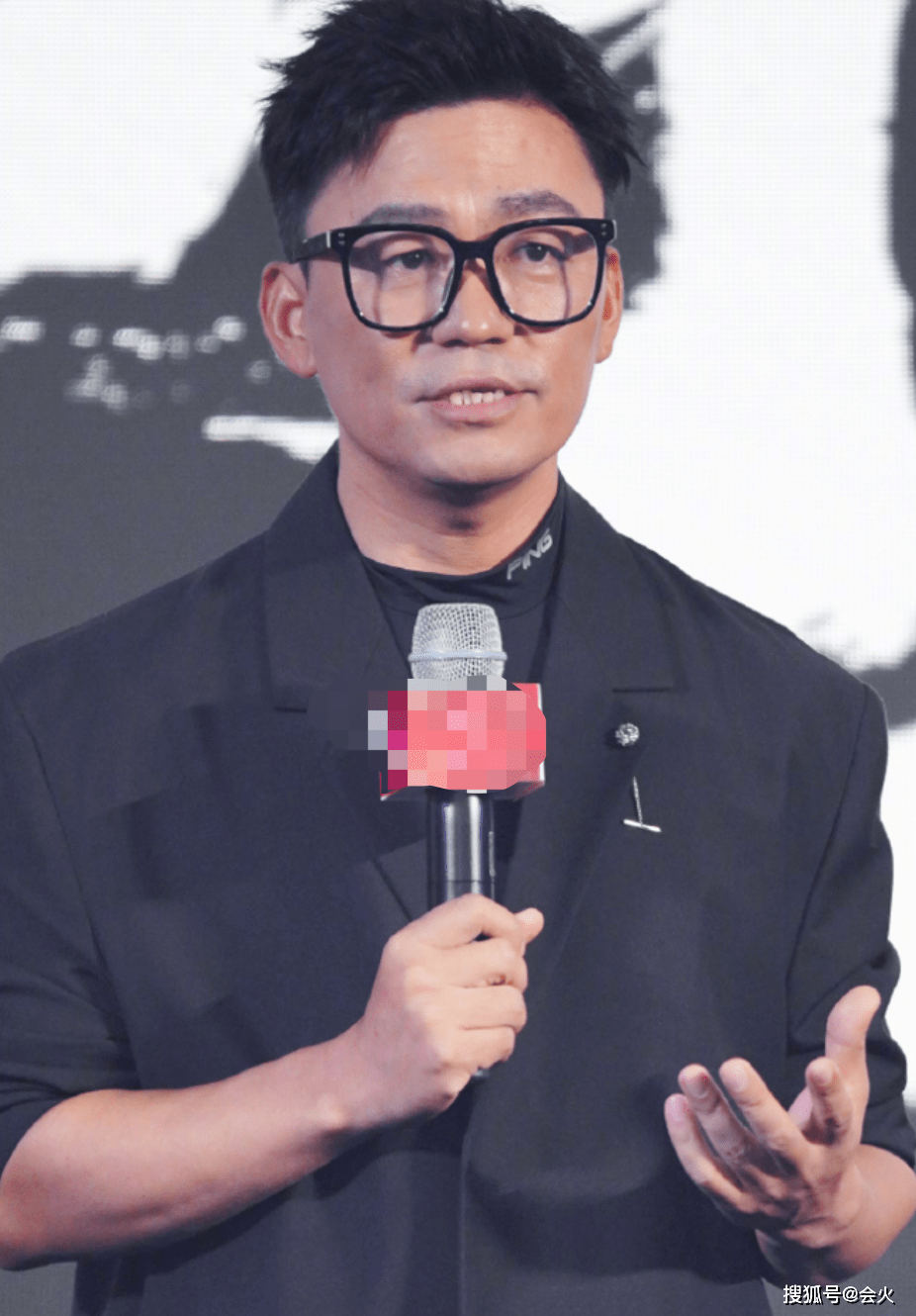 王宝强贴心搀扶女星好绅士!