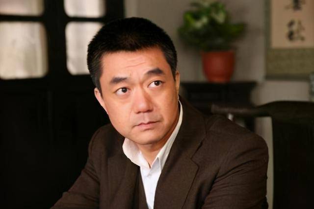 董勇,重案六组中饰演江汉,头婚失败后再婚,今与女儿同框似爷孙_郑佳艳