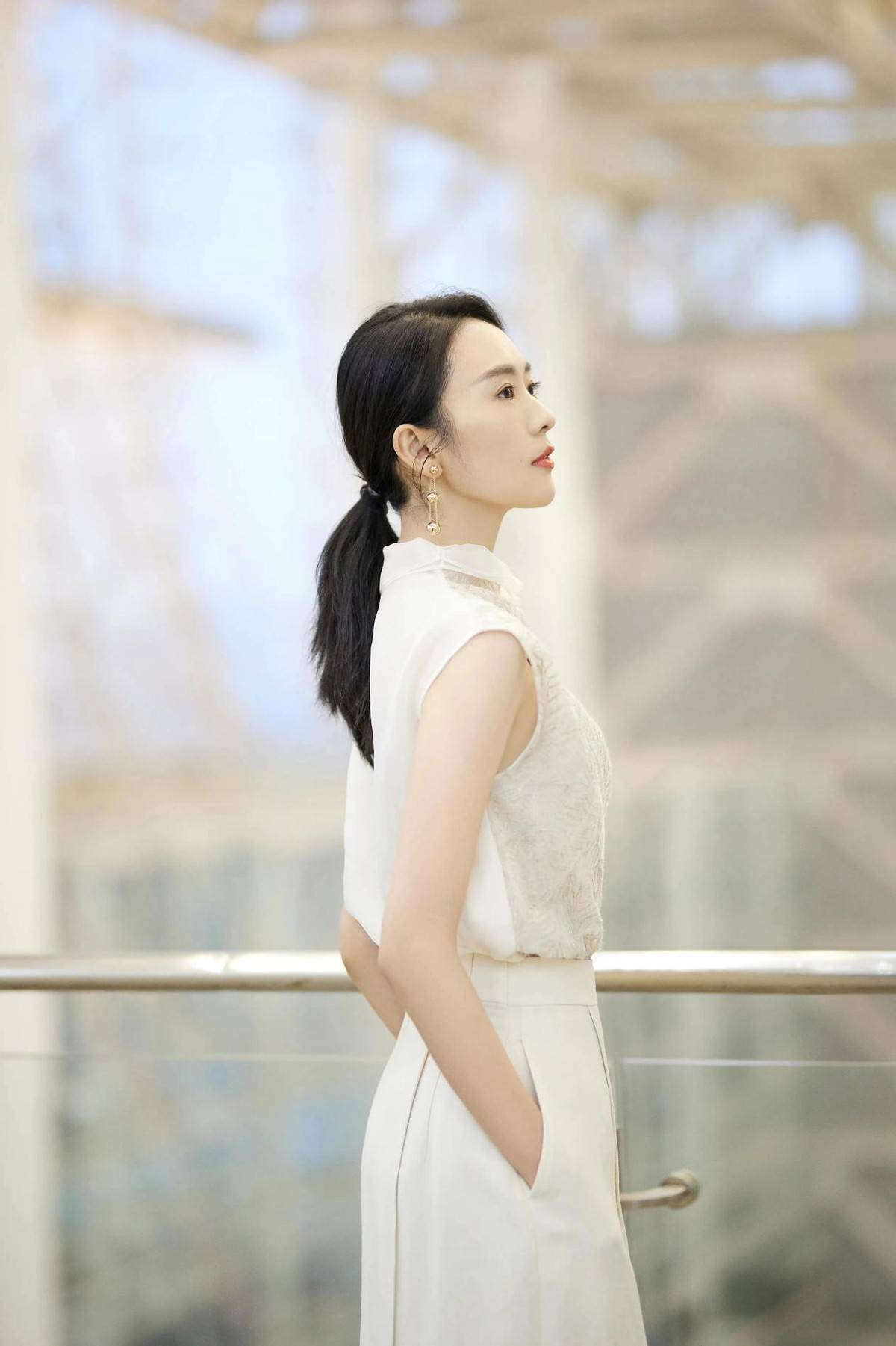 童瑶身材气质太绝了,薄纱上衣配半裙优雅甜美,扎低马尾温柔大方_白色