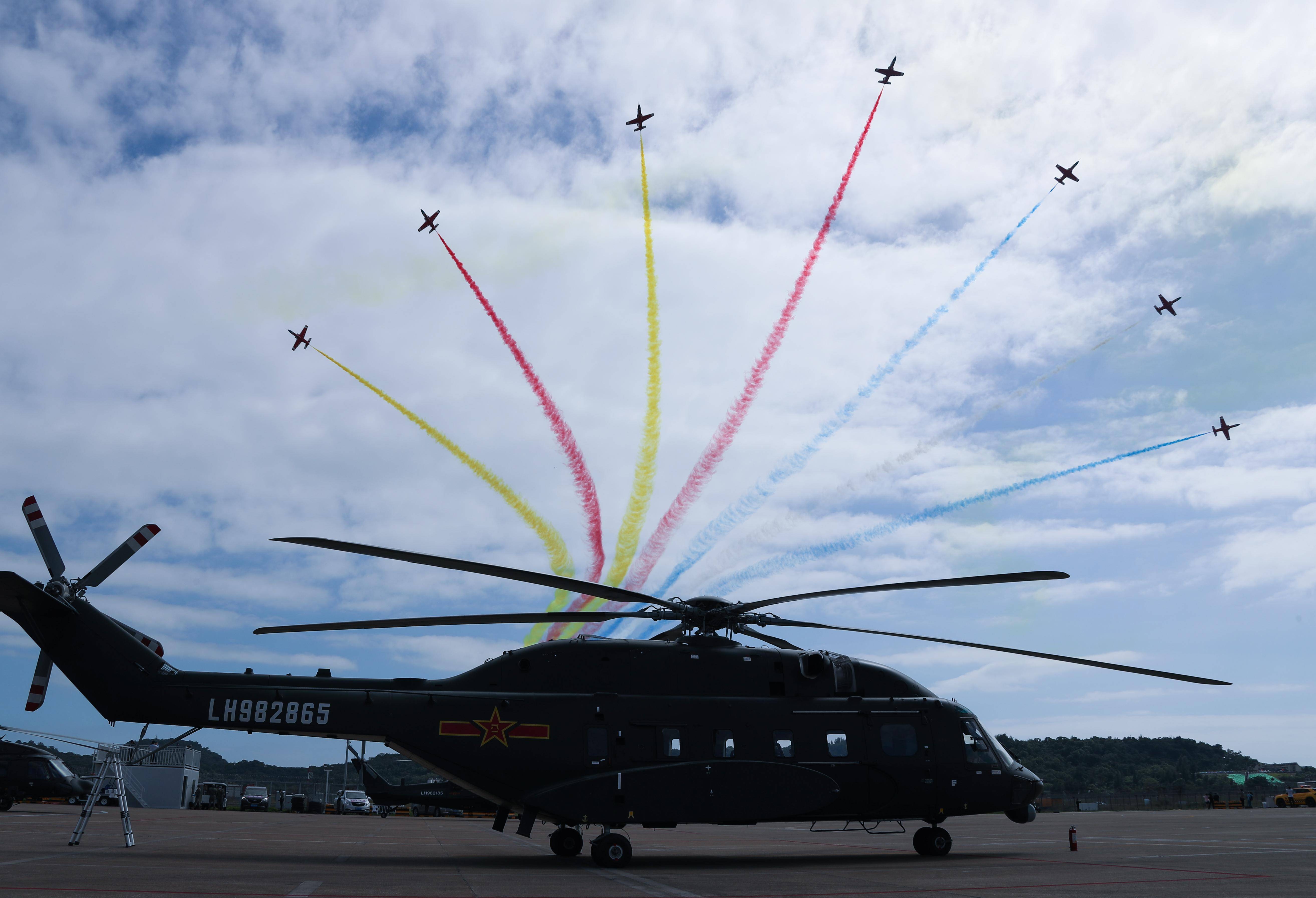 (图文互动)展翼空天 飞向未来——战鹰用壮美航迹庆祝人民空军成立73