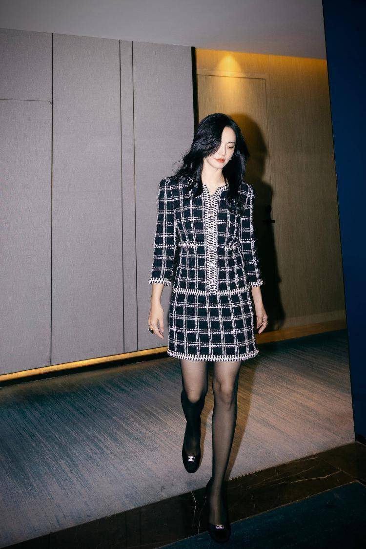 姚晨穿"小香风"套装出席金鸡节 优雅又迷人_长发_举手投足