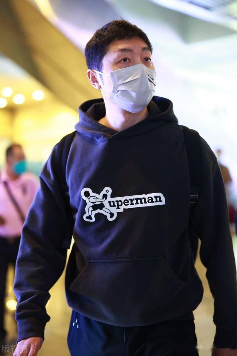 许昕抵达上海机场,身穿黑色字母卫衣休闲帅气
