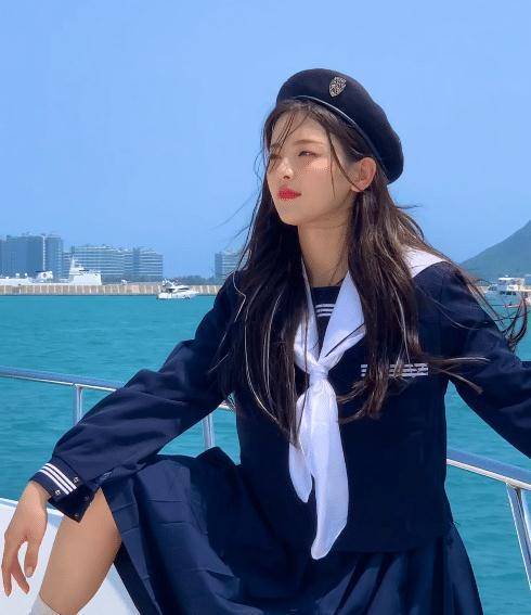 杨超越化"晒伤妆"拍大片,一身水手服减龄十足,没p图的腿型很真实_头发