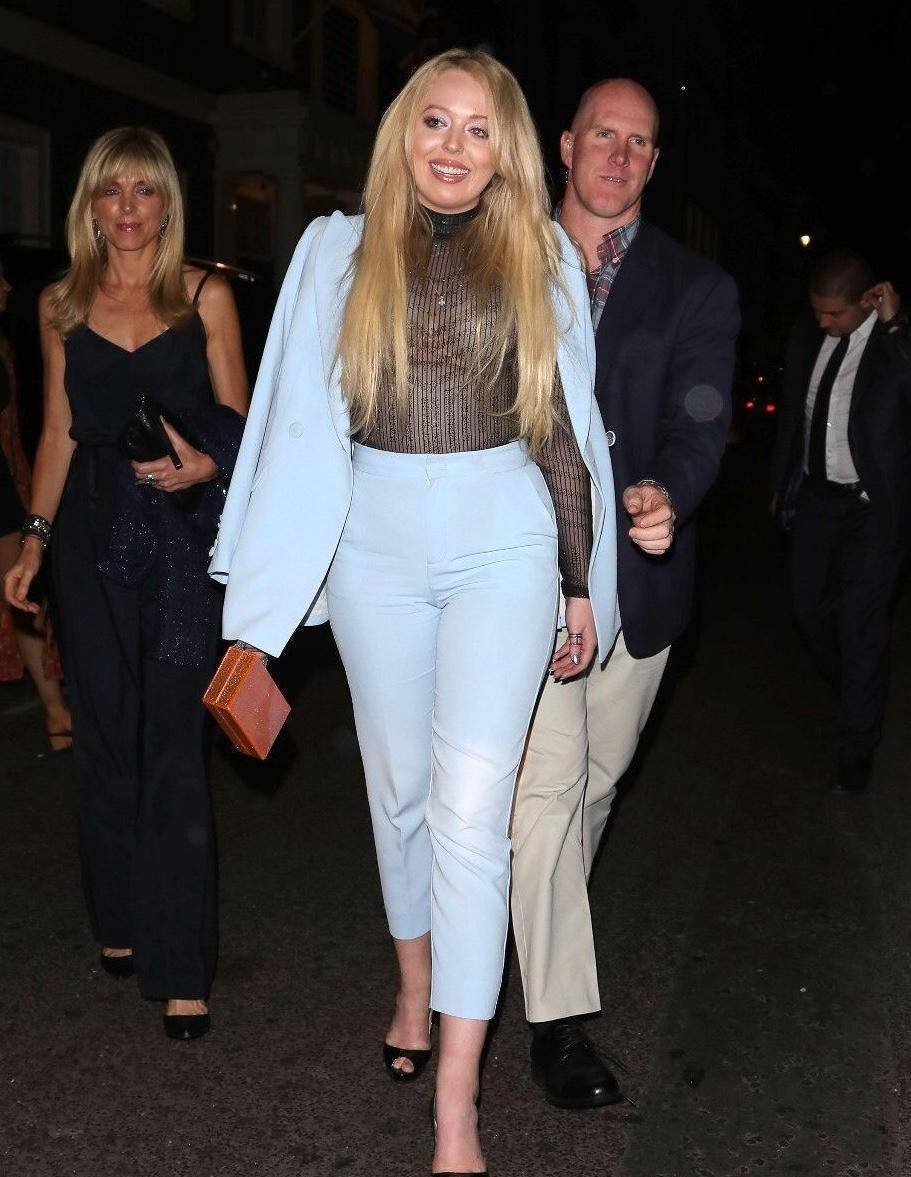 蒂芙尼真想得开,父亲败选还有心情在白宫摆拍,红色西装太扎眼了_大衣