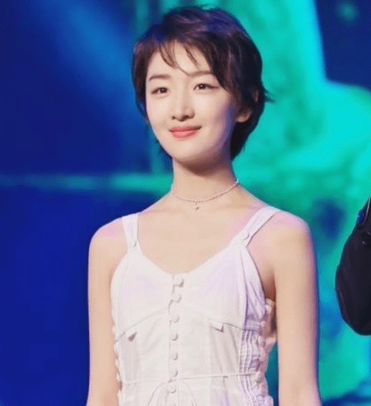 有一种尴尬叫周冬雨玩性感!露了个寂寞,越看越滑稽_身材_造型_裙子