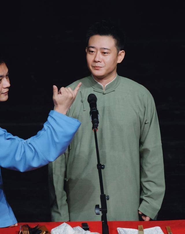 德云社栾云平发文,晒出十九身大褂,粉丝:估计价值十几万_大衣_外套