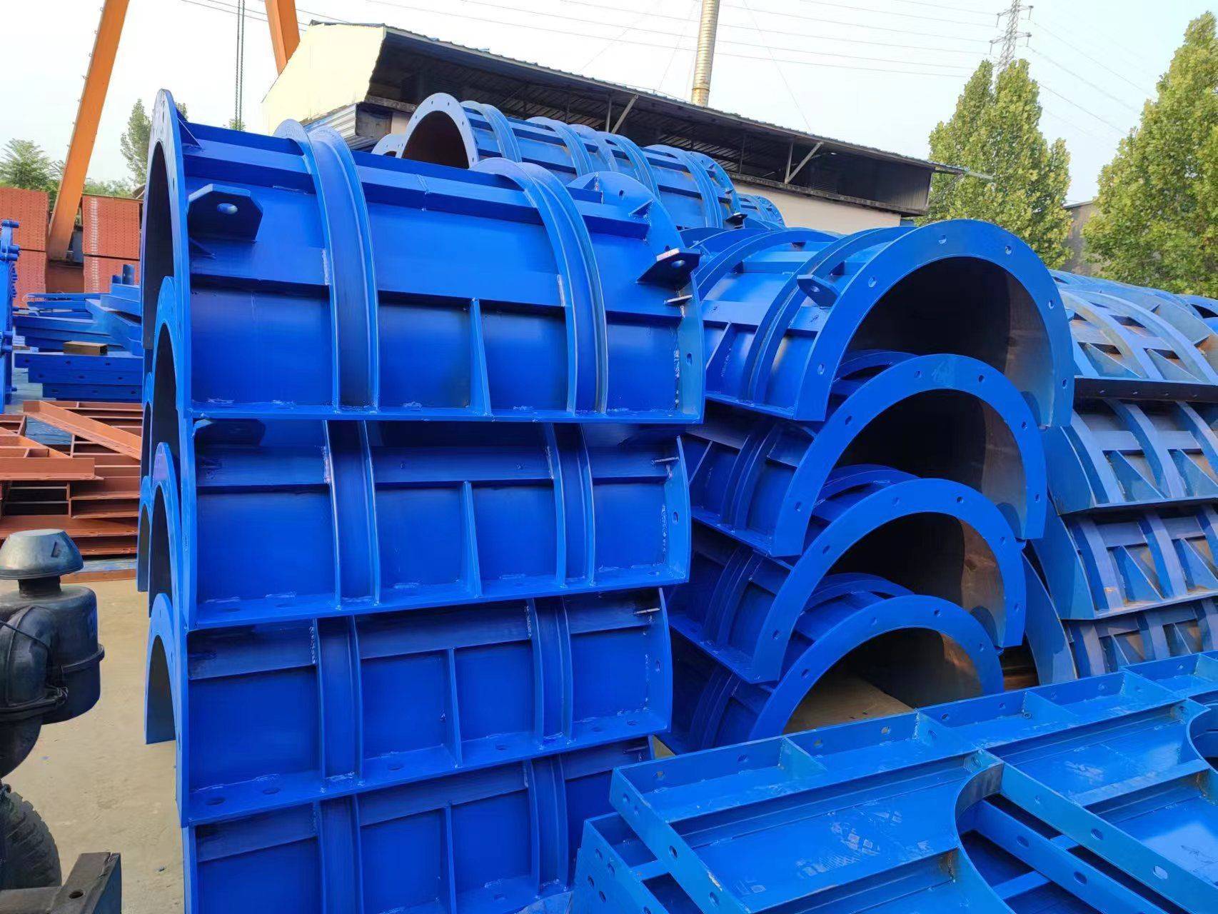 模板工厂持续向供应二环线某环段的盖梁钢模板,墩柱钢模板,系梁模板等