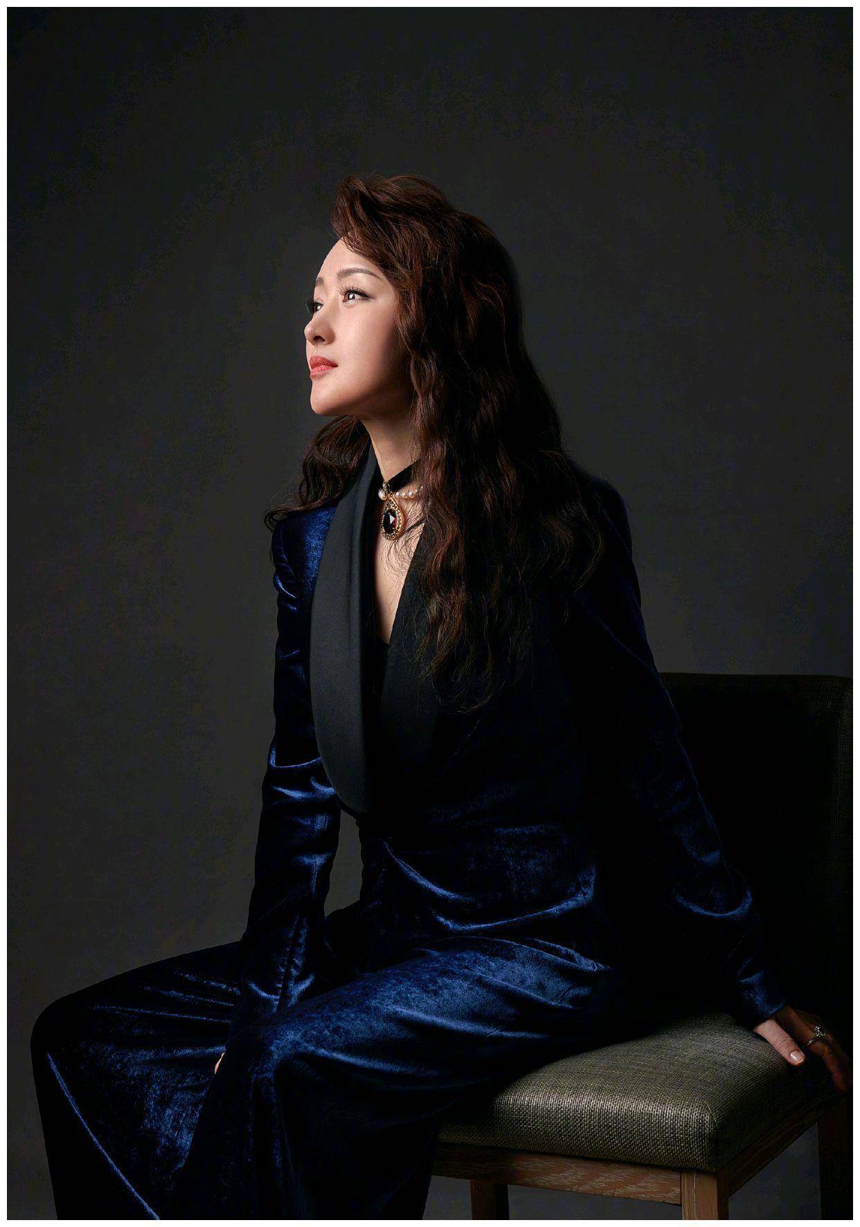 49岁的杨钰莹从内而外散发着魅力,身穿浅蓝色连衣裙,时尚又减龄_卷发