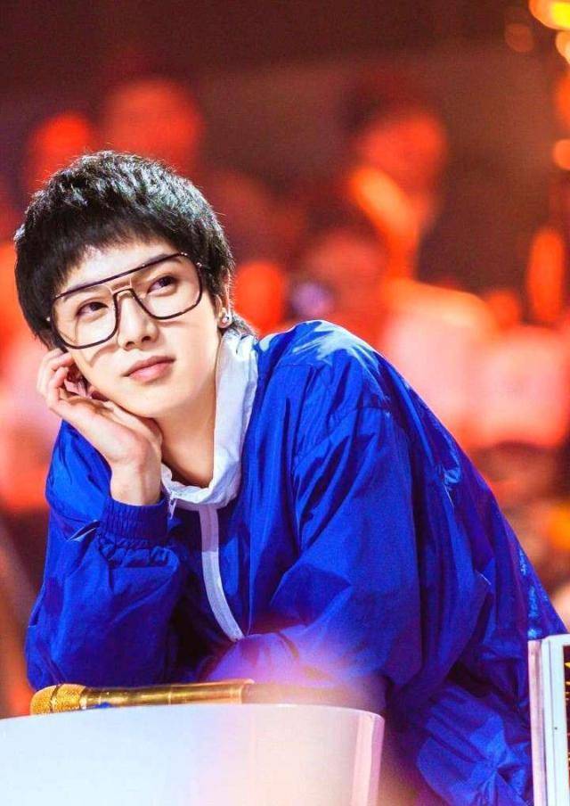 华晨宇学长运动风穿搭,时尚又兼具美感,音乐才子也是时尚达人!