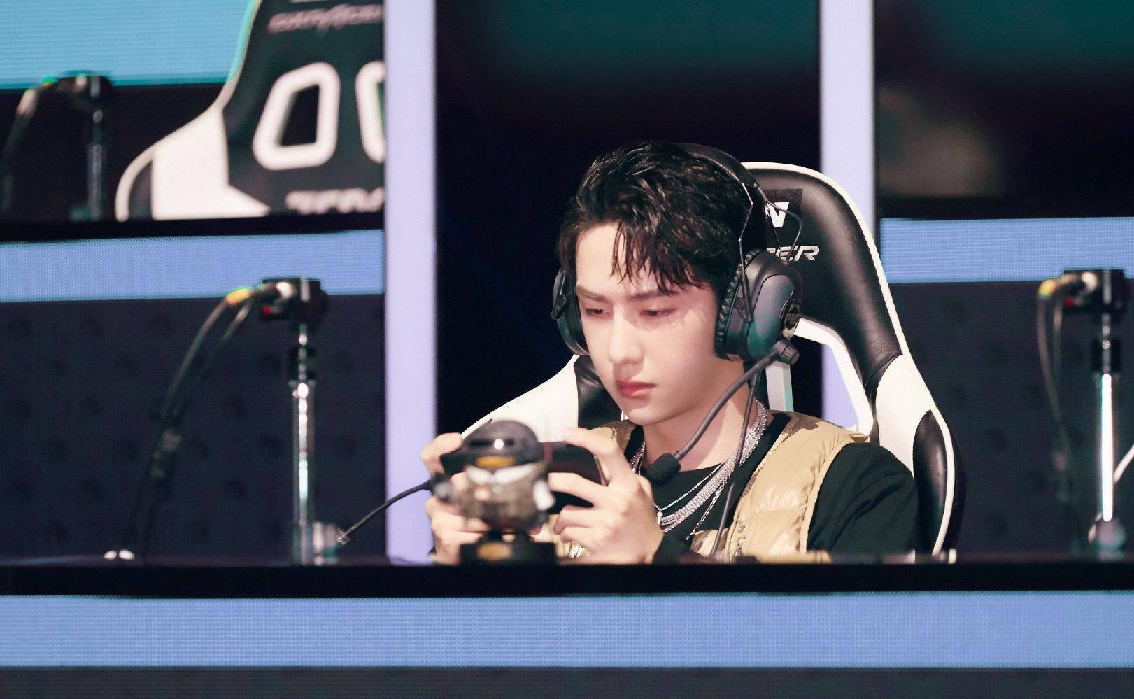 王一博出镜《吃鸡》,和王牌主播"不求人"组队,粉丝:坐等开播_电竞