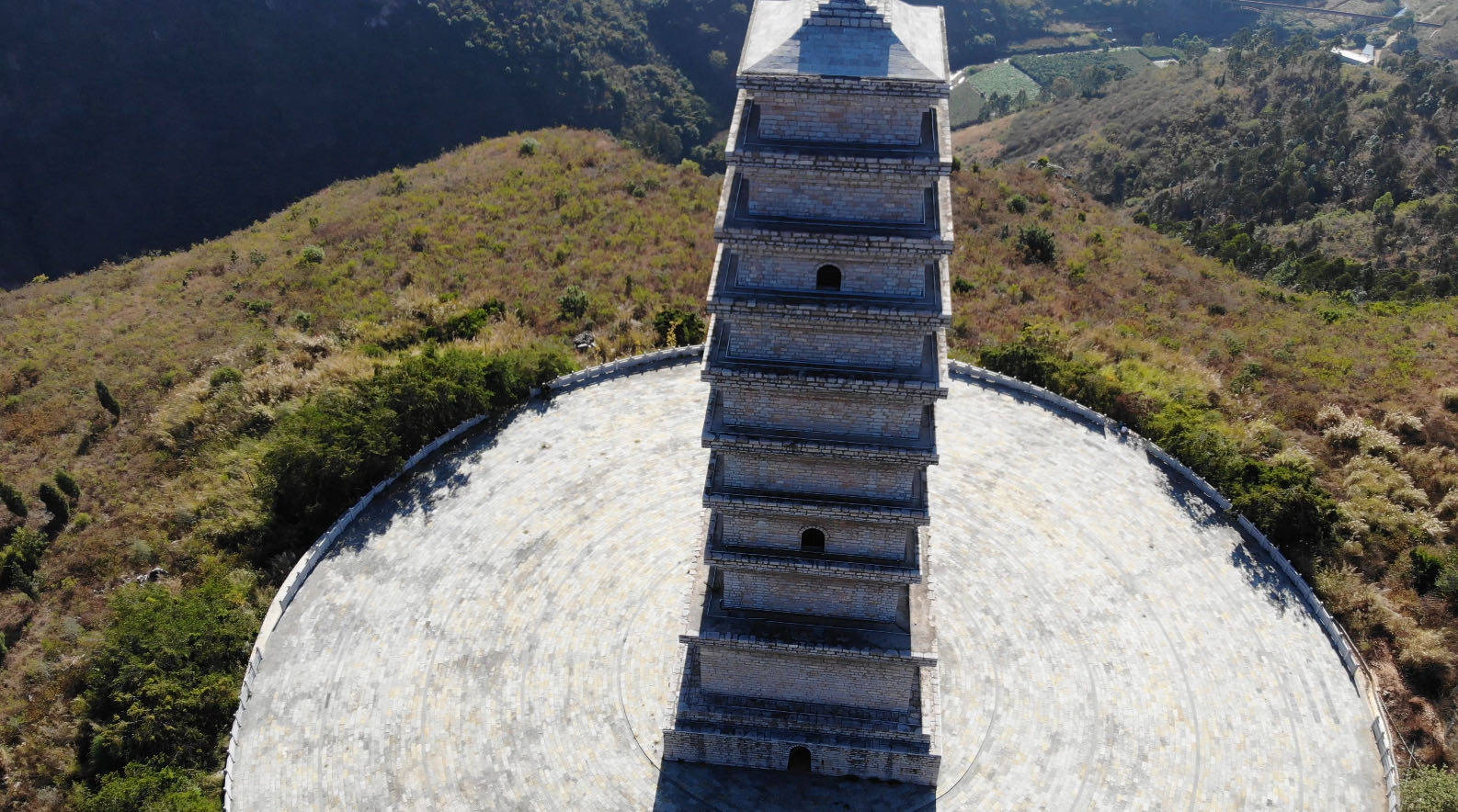 天柱塔坐落于建水国家石漠公园内,沿着盘山公路一路蜿蜒而上,到达山顶