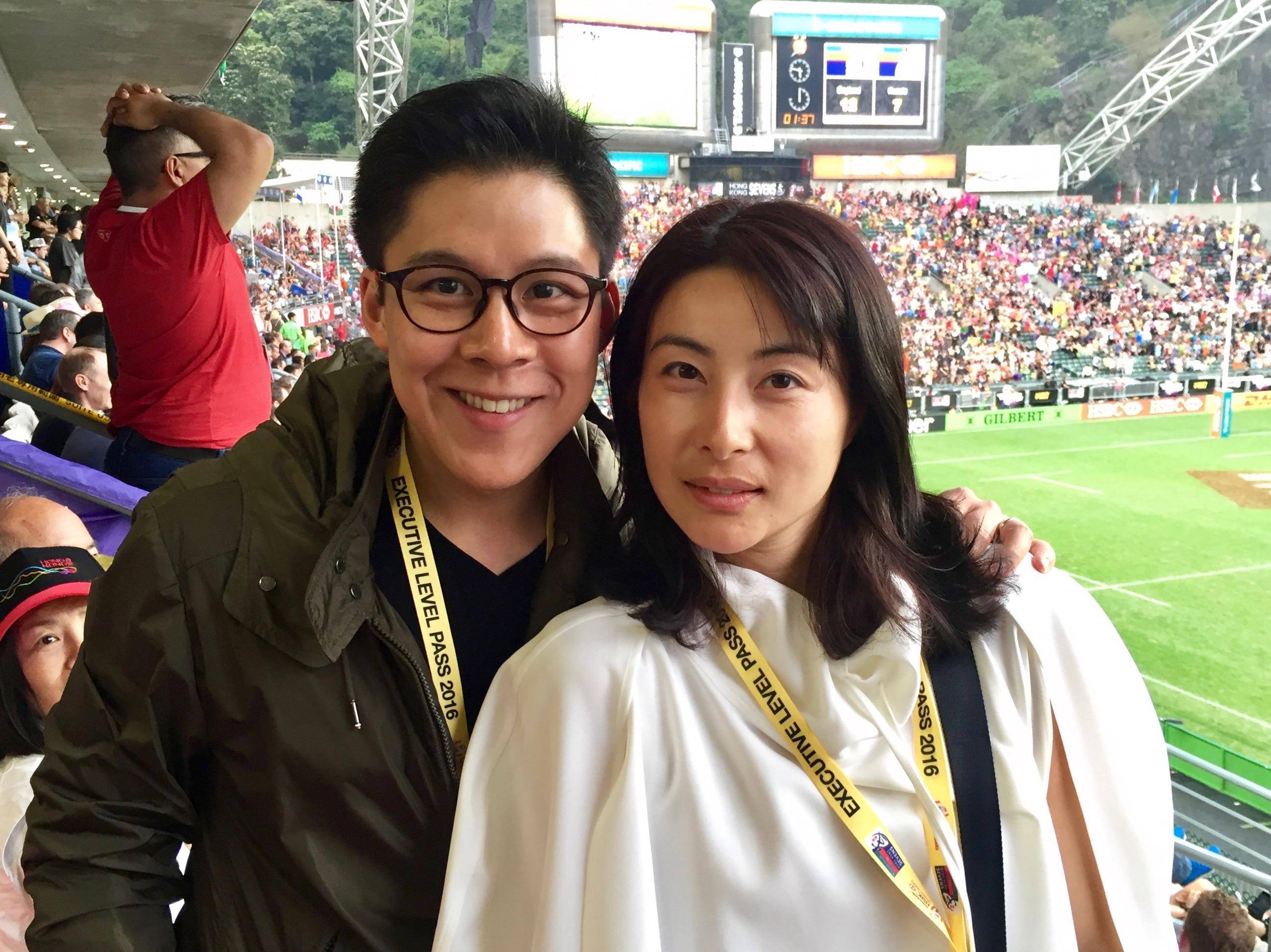 汪明荃出席名流晚宴,霍启刚夫妇搂肩秀恩爱,郭晶晶穿旧衣很节俭_王明