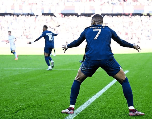 梅西左脚一拨,就把对手过掉,门前5米起脚,把球打飞_姆巴佩_欧塞尔