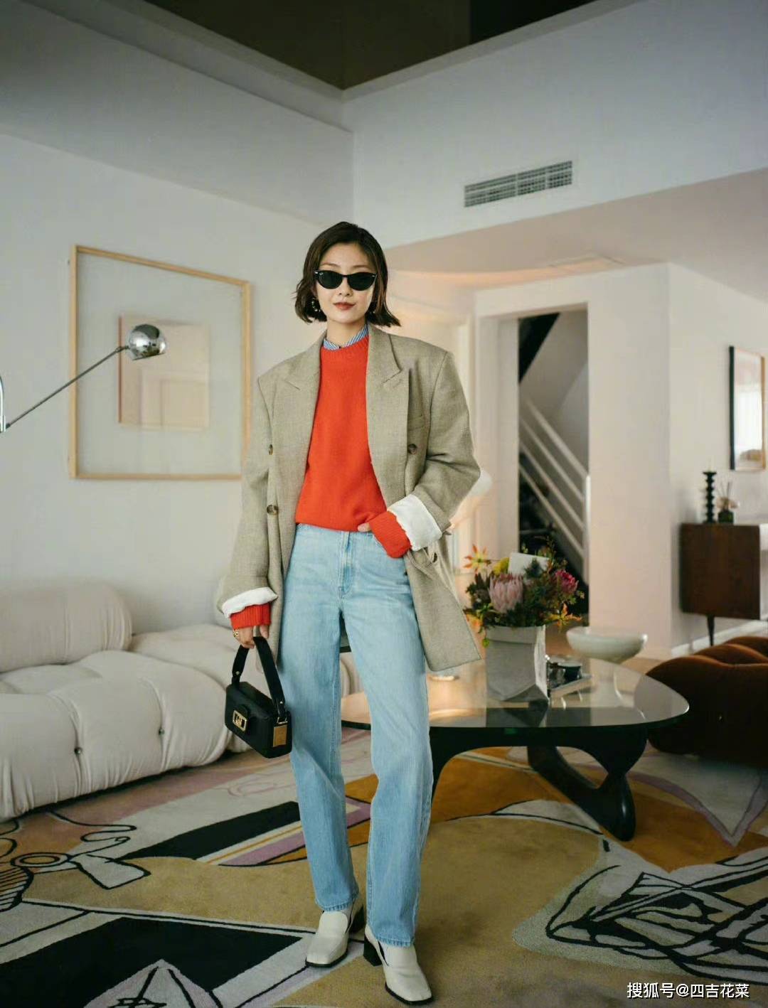 时尚博主savis穿搭look客厅系列,简约中透出一抹温暖的红_红色_西装