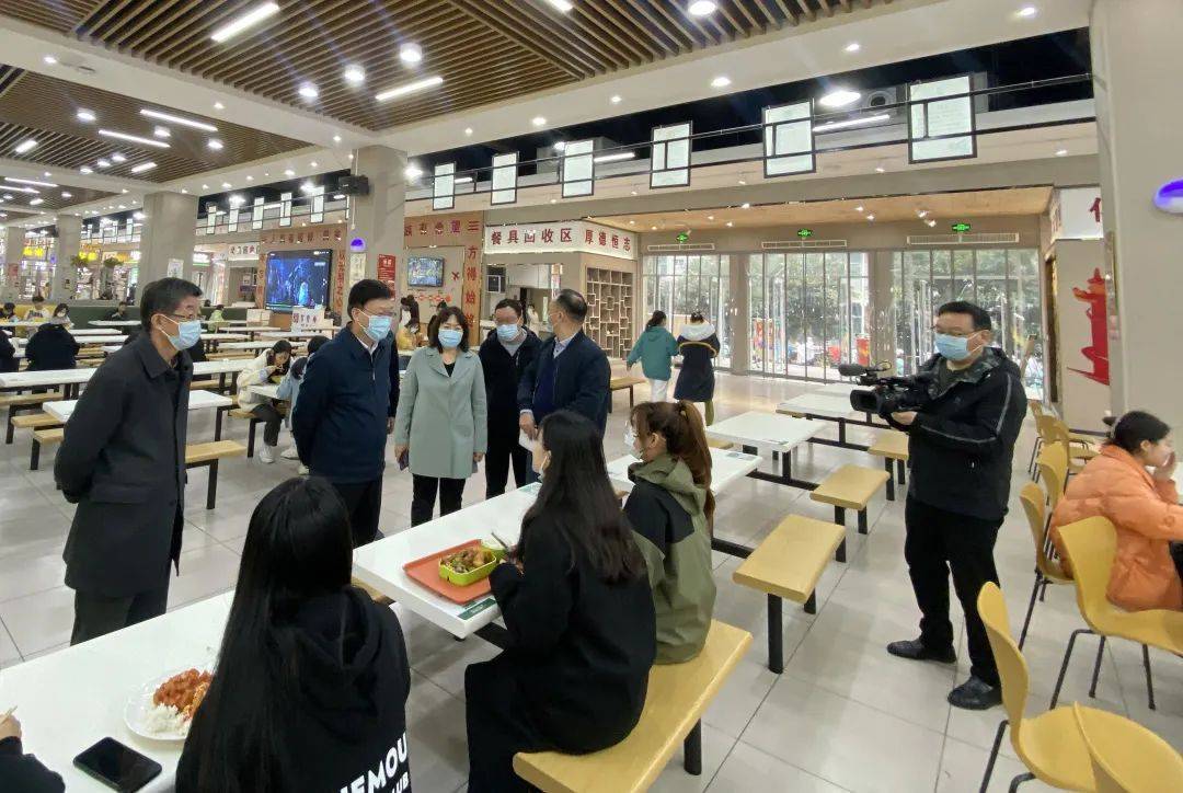 南阳医专党委书记柳明伟深入学生餐厅和宿舍走访调研_防控_工作_柳