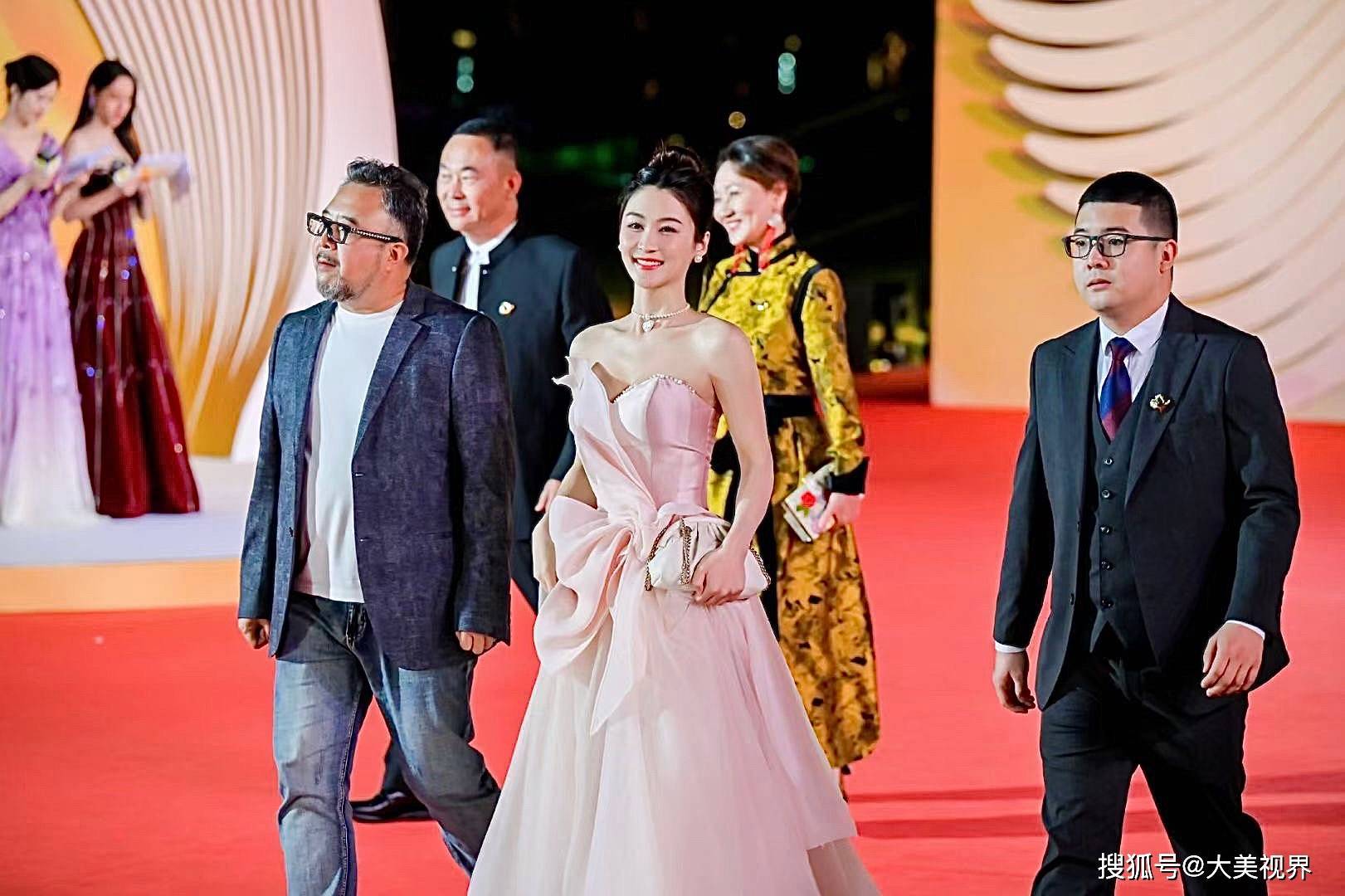 走上金鸡奖颁奖典礼的红毯,演员尚馨在追逐梦想的舞台上初现光芒_电影