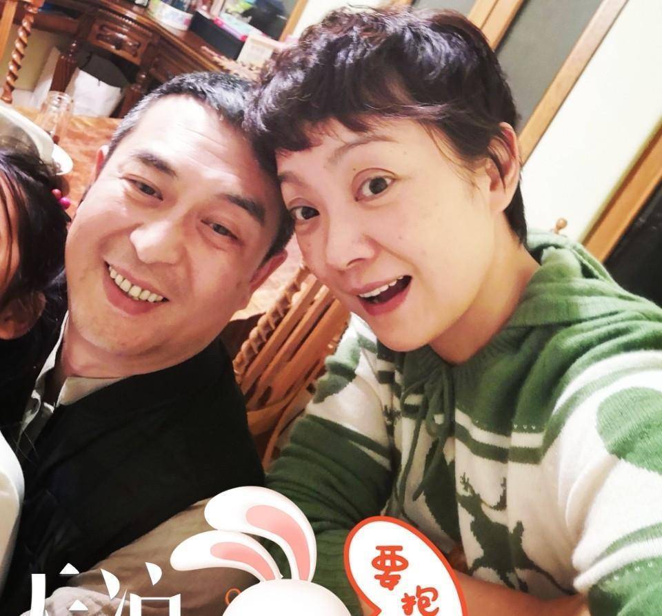 张嘉译一家三口出游,9岁女儿正脸超像爸,穿搭低调名字却有深意_王海燕