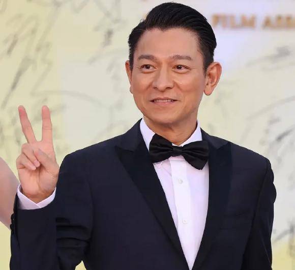 吴京金鸡奖给刘德华拍照,手机却露出端倪,或面临高额赔偿_明星_时候