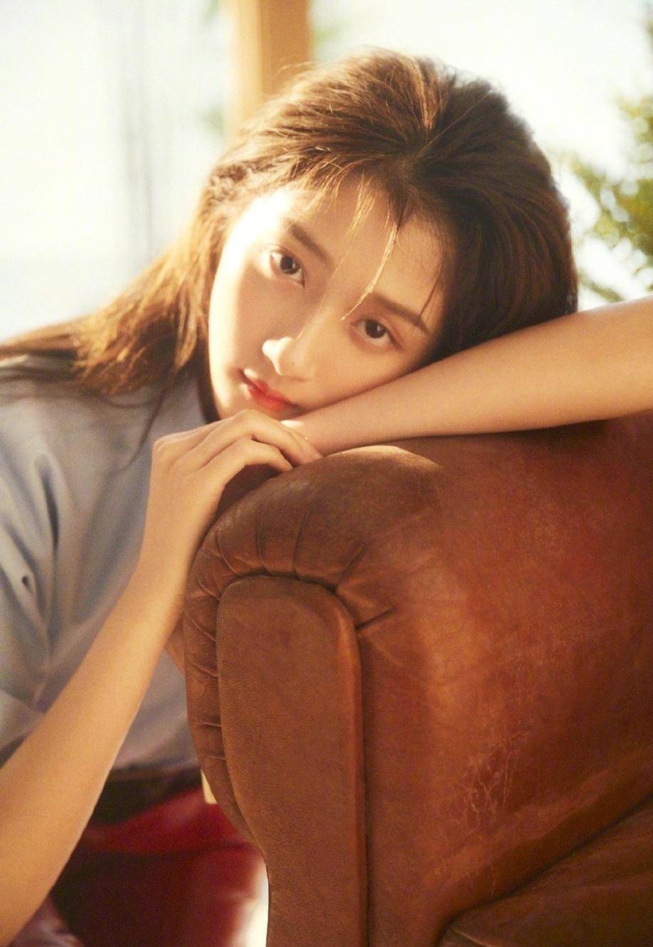 关晓彤空气刘海造型,黑长直发宛如甜甜的学生妹_形象_电影_感觉