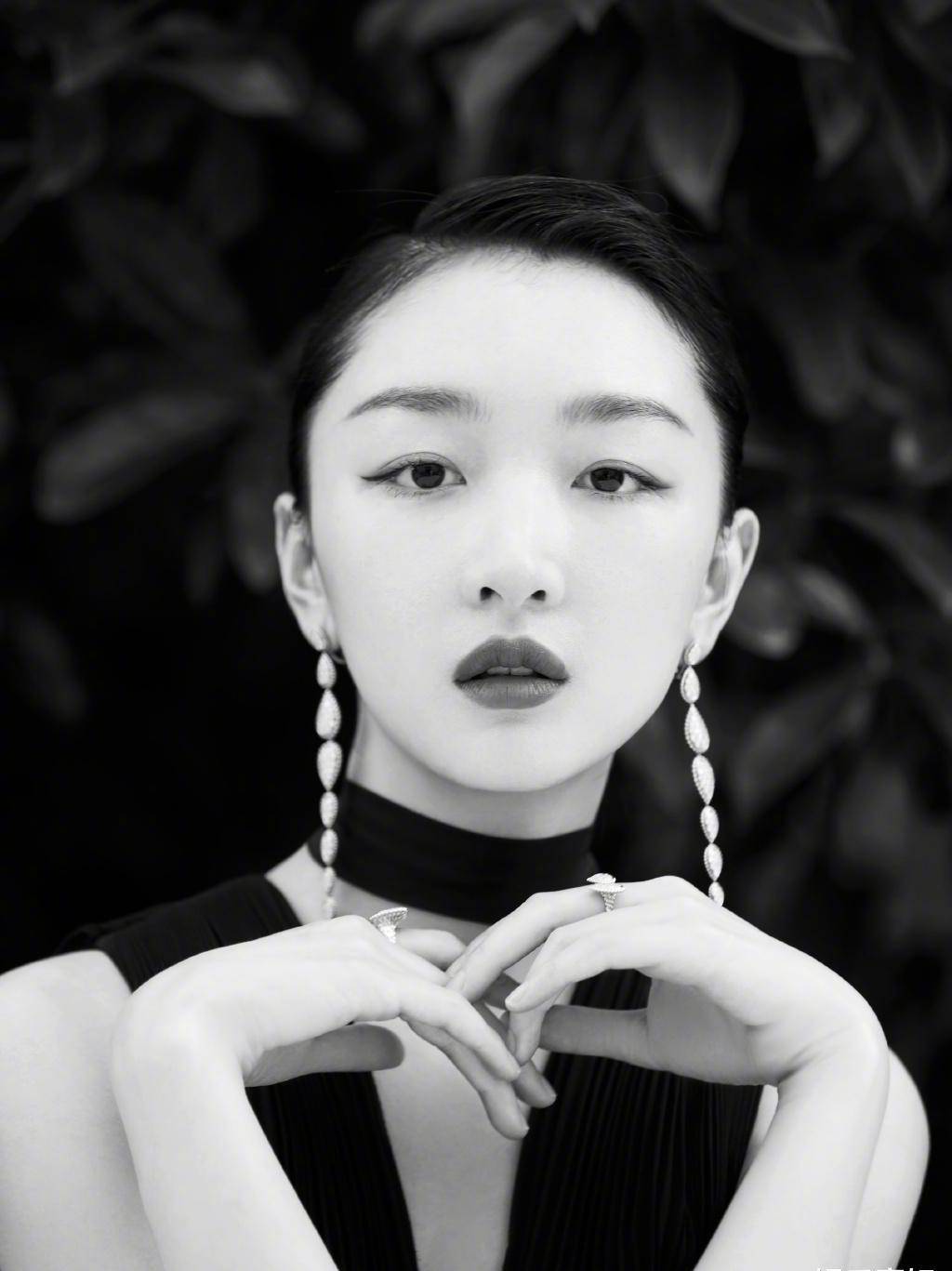 周冬雨出席上海国际电影节造型,一袭黑色礼服搭配华美钻石珠宝_大气