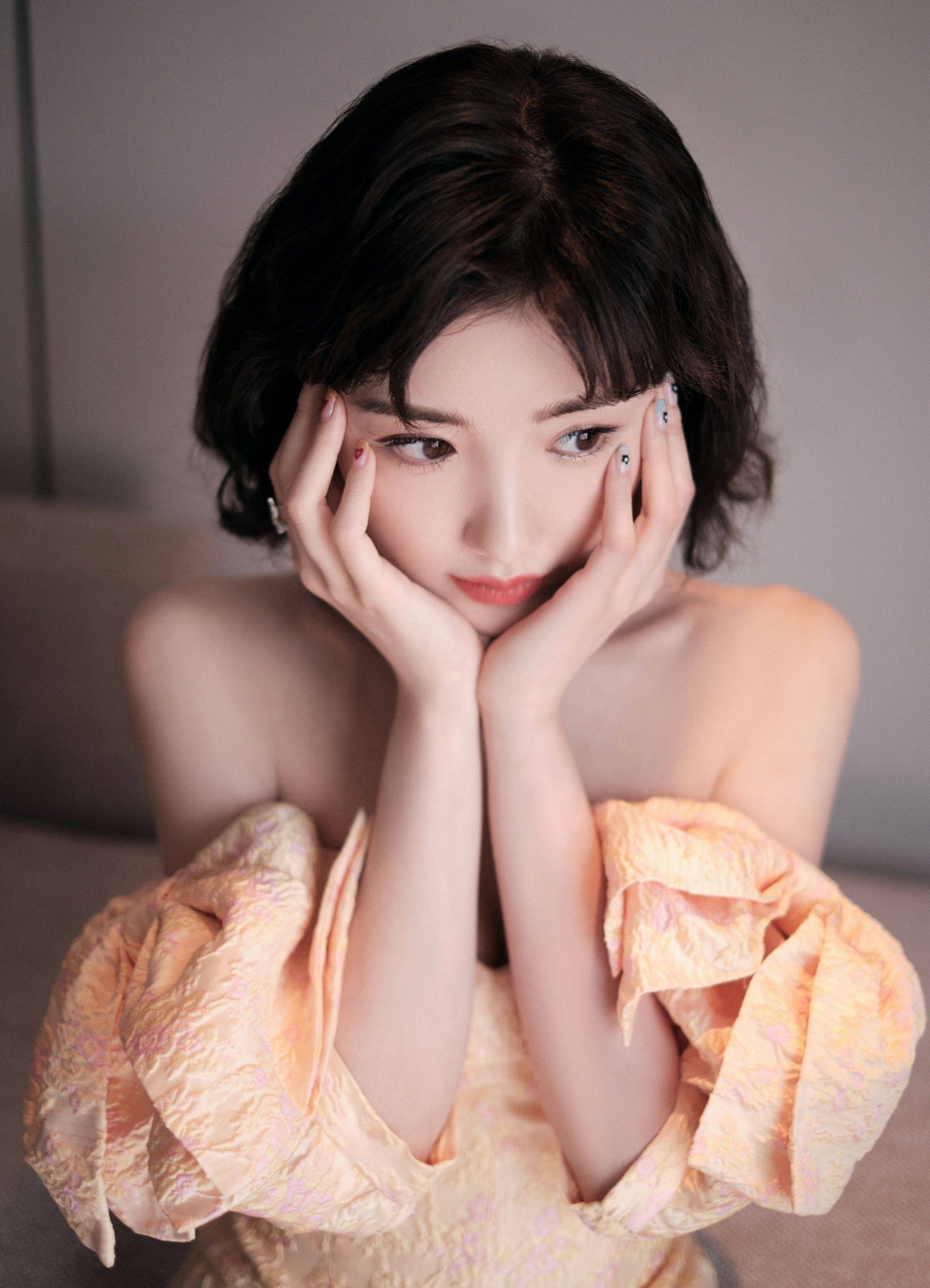 毛晓彤齐胸连衣裙性感写真