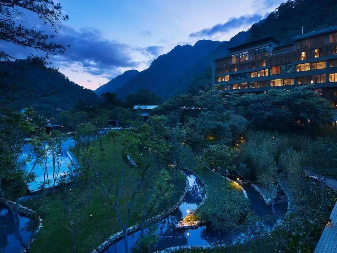 酒店藏在宁波宁海县的深山腹地南溪山岙之中,这里是国家级森林公园,隐