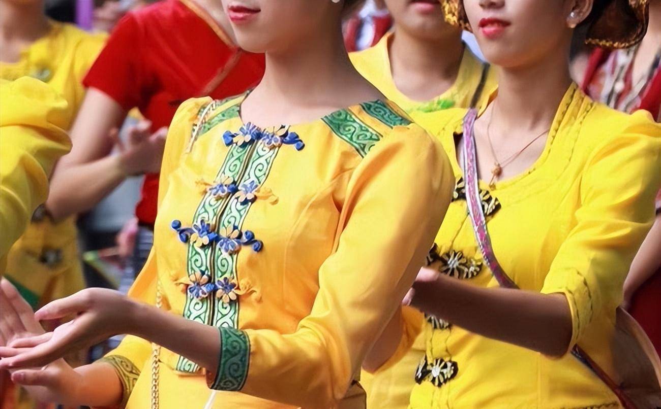 帕泡，老挝浓颜系混血感美女，脸蛋身材通通在线 - 知乎