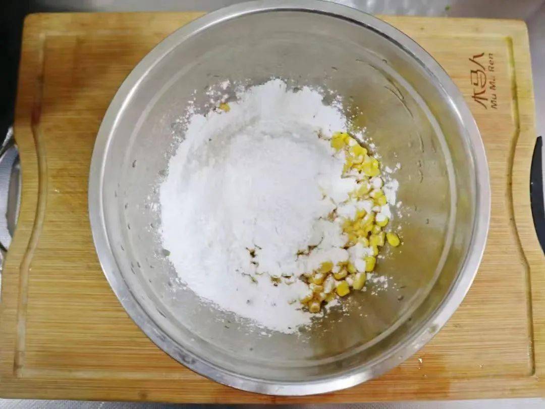 玉米可不要只会煮着吃了，快看这个黄金玉米烙，做出来香甜酥脆！
                
                 