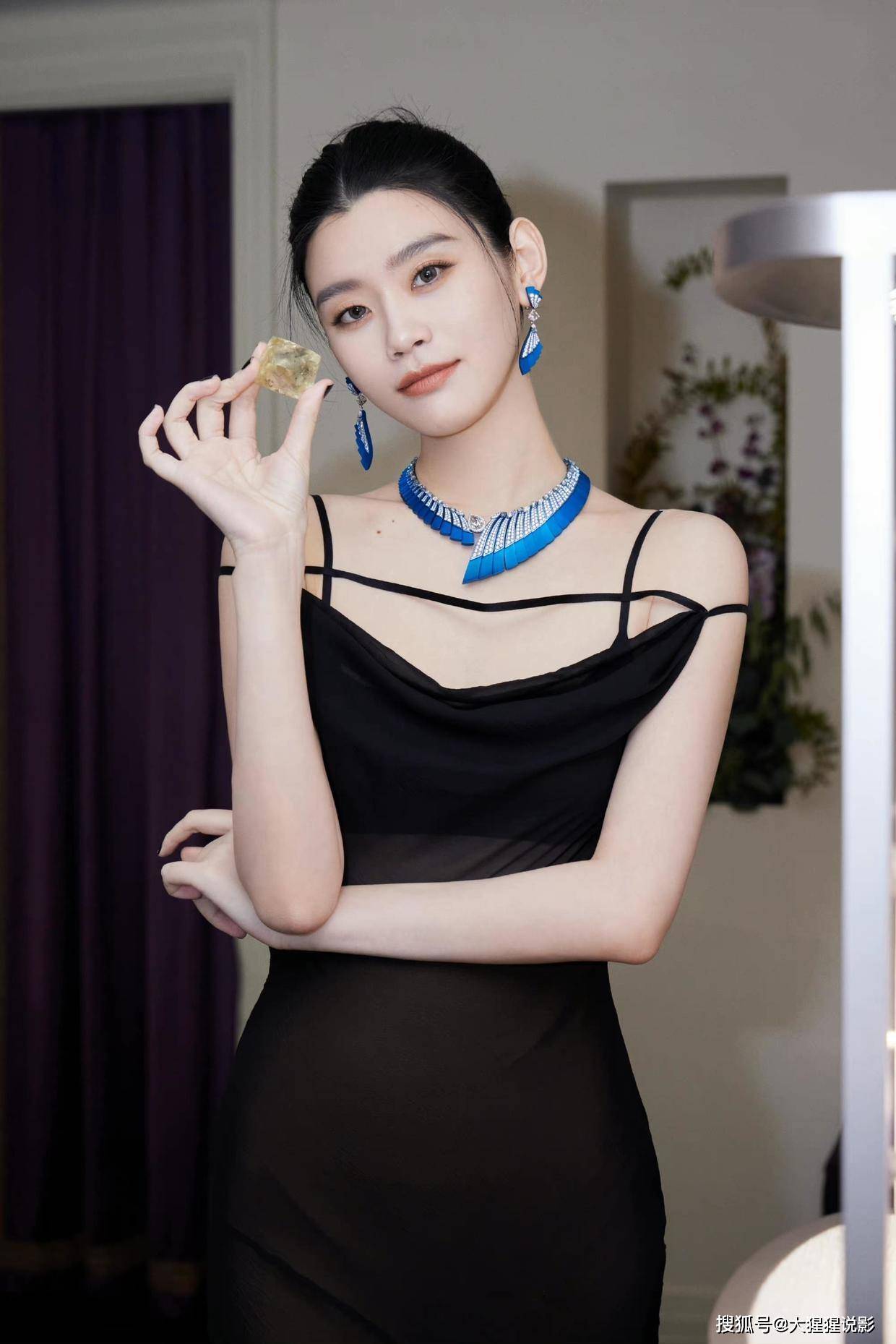 赌王的儿媳妇奚梦瑶:黑色吊带裙穿出性感气质,惊艳众人!