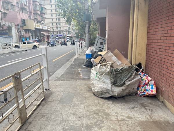 “为民交投站”成了扰民垃圾站 市民呼吁尽快整治_人行道_女士_周边